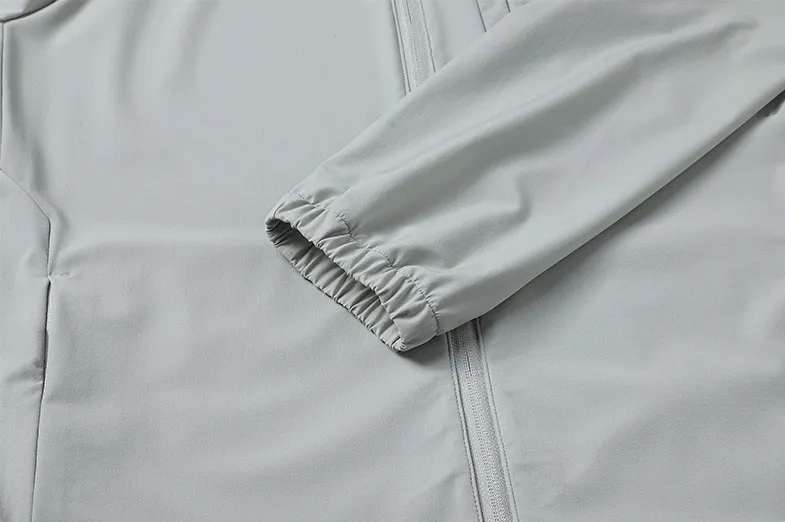 P290 Stone Island sun protection jacket, a cool and popular thin jacket made of super soft fabric. Fashionable urban versatile style, a must-have item in summer, quick-drying clothes, quick dehydration and drying after washing, the upper body is breathable and fashionable and beautiful. The specially supplied fabrics are all polyester fiber fabrics imported from the UK. They have a light luster, unique texture, soft and smooth feel, and excellent details. It is not a product that can be compared with ordinary fabrics. Customized original logo hardware and accessories design! The details are very good. Give outdoor users a full experience and complete protection, bringing us closer to the challenges of nature, sun protection fabrics! A must-have item for trendy men and trendy women, highly recommended! Size:Size:S-XL